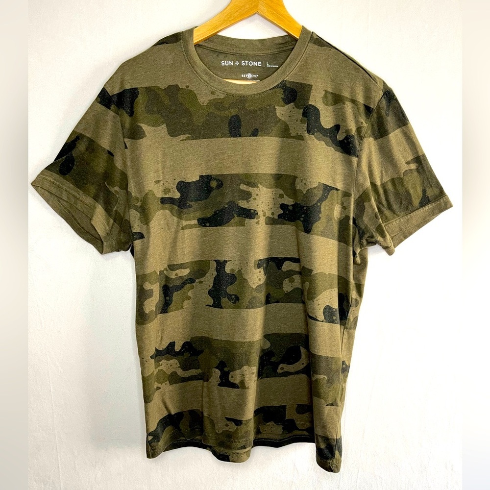 Sun + Stone Men's Green Black Camo Casual Grunge Military Inspired Tee Size L